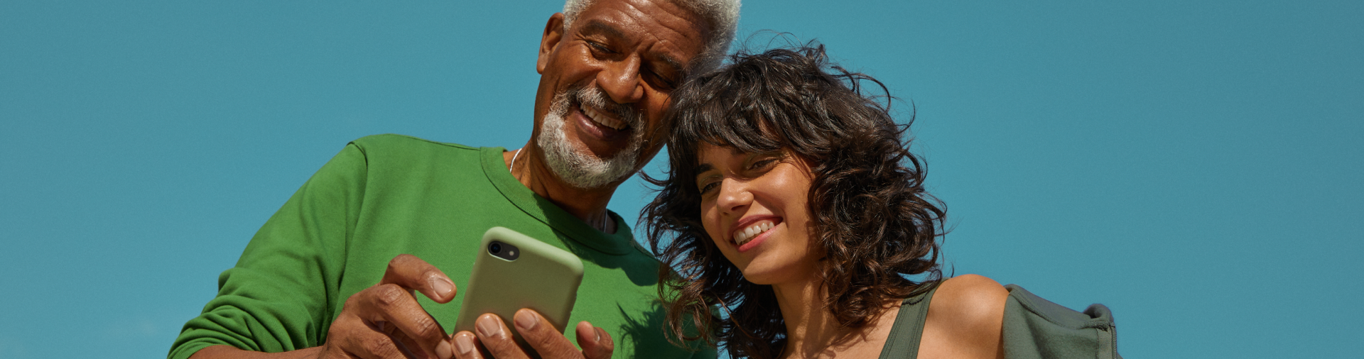 Um homem e uma mulher olhando um celular